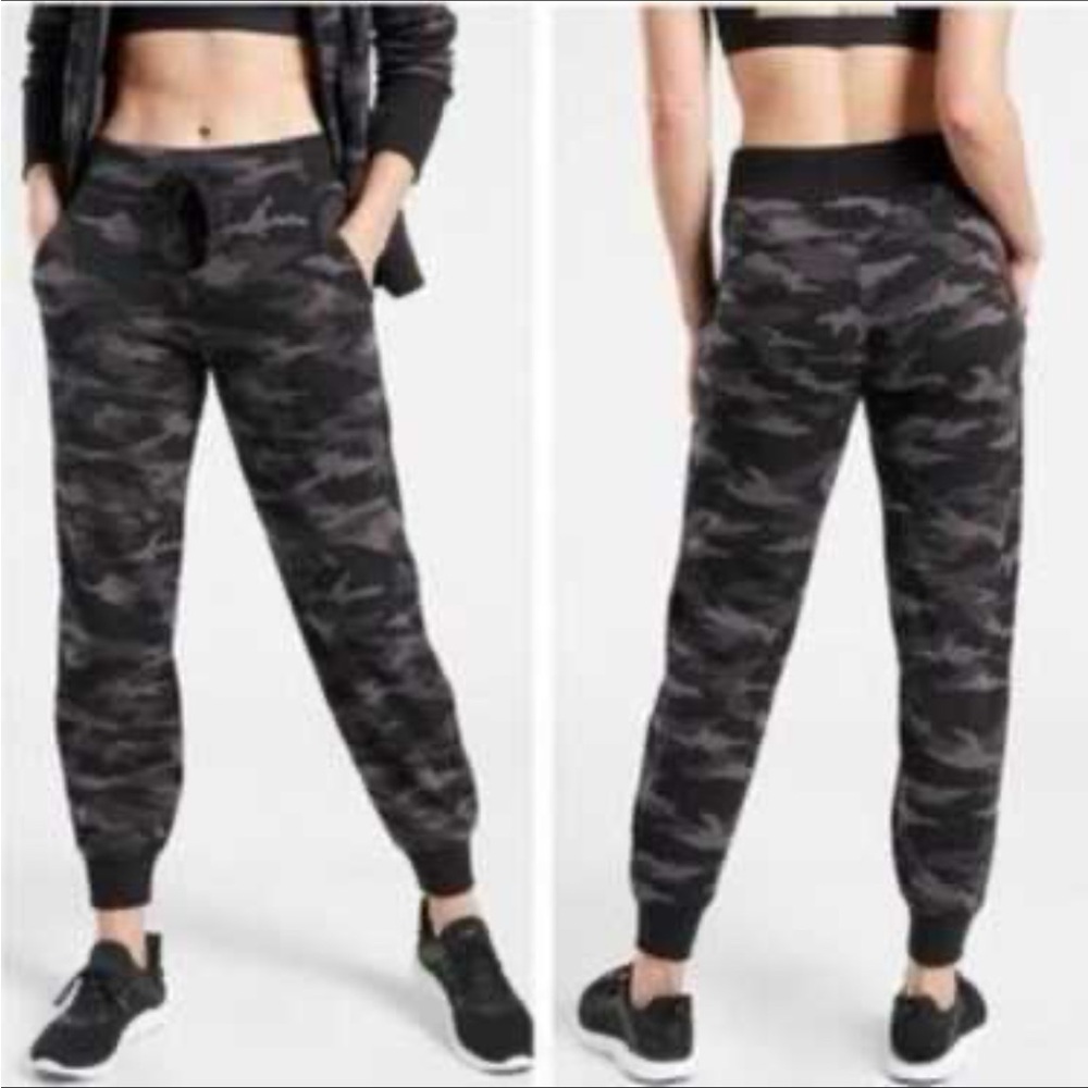 Athleta Triumph camo jogger size M